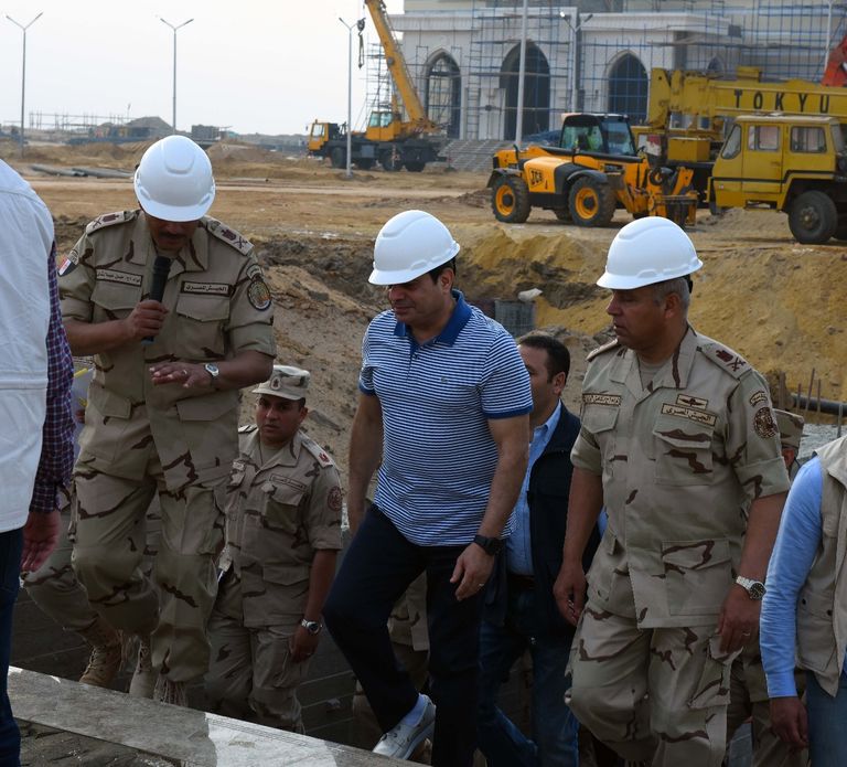 الرئيس السيسي يتفقد الأعمال الإنشائية في العاصمة الإدارية 