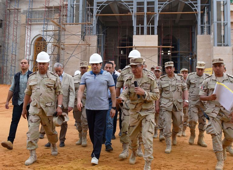 الرئيس السيسي يتفقد الأعمال الإنشائية في العاصمة الإدارية 