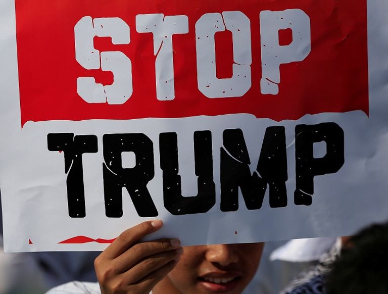 المتظاهرون في حديقة النصب التذكاري ملوحون بالأعلام الفلسطينية - رويترز