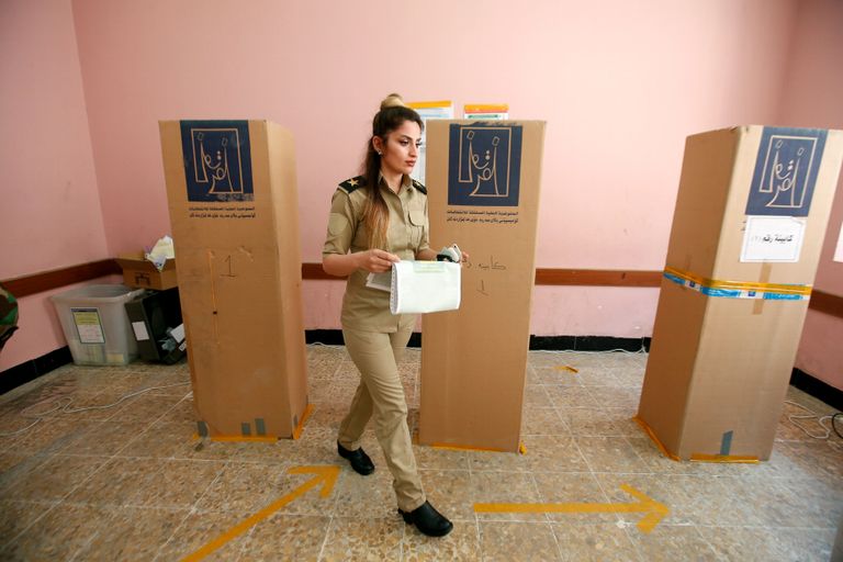 عراقية تابعة لقوات الأمن أثناء الإدلاء بصوتها جندي عراقي عقب الإدلاء بصوته في الانتخابات