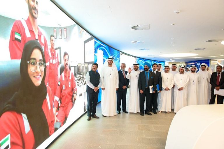 لحظة توريد أول شحنة نفط من "أدنوك" للهند