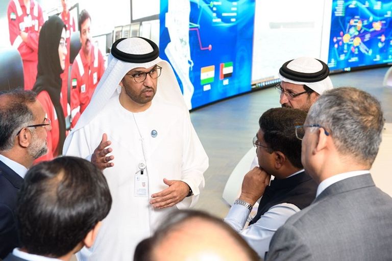 لحظة توريد أول شحنة نفط من "أدنوك" للهند