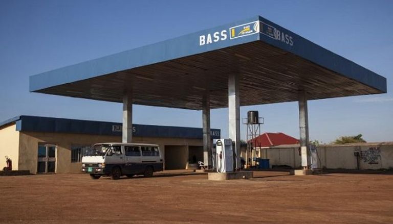 سيارة تتزود بالوقود في محطة وقود جنوب السودان - رويترز