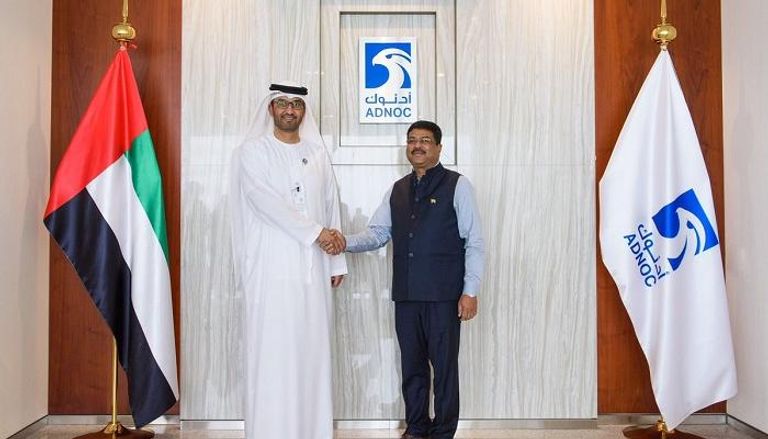رئيس مجموعة أدنوك يلتقي وزير البترول والغاز الطبيعي الهندي