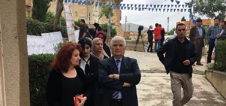 طوابير الناخبين العراقيين أمام لجان الاقتراع