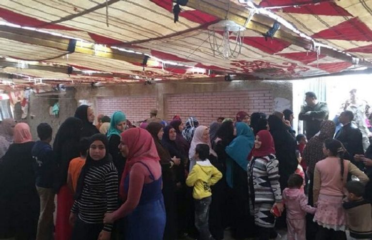 طوابير الناخبين العراقيين أمام لجان الاقتراع