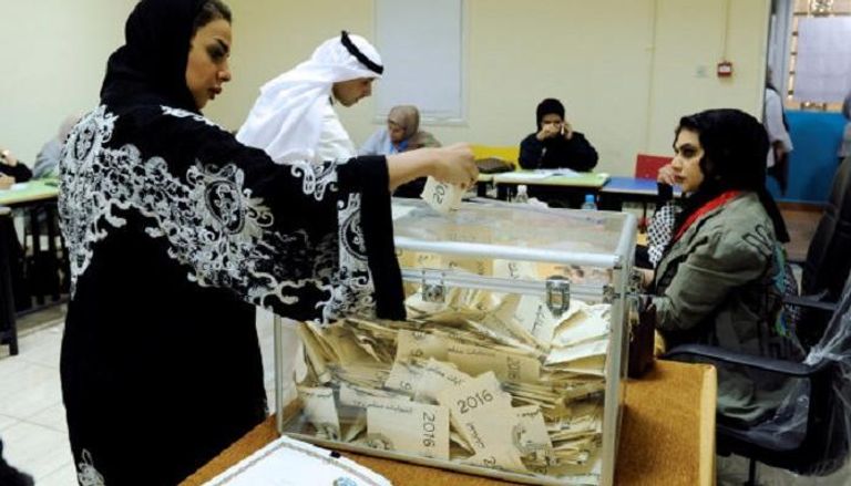 الناخبون الكويتيون يدلون بأصواتهم في الانتخابات - أرشيفية
