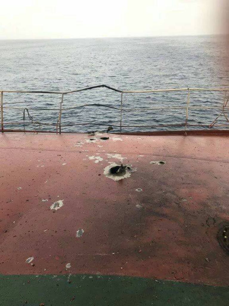 السفينة التركية سحب السفينة التركية المشتبه بها إلى ميناء جازان