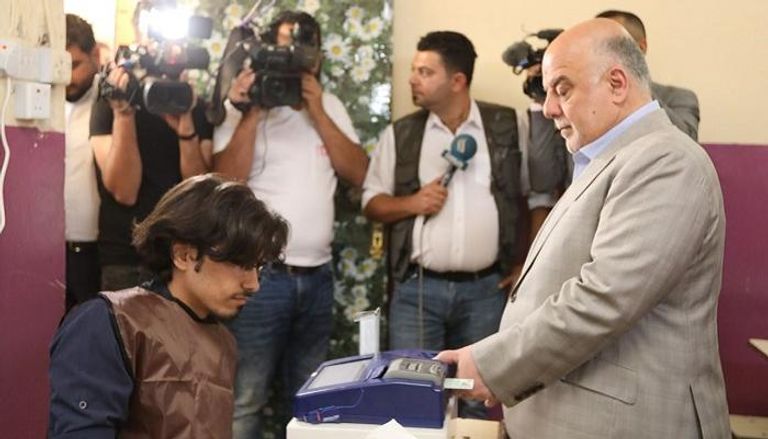 رئيس الوزراء العراقي حيدر العبادي يدلي بصوته