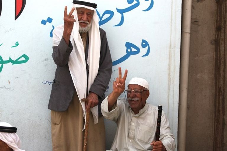 النساء وكبار السن يتقدمون الصفوف