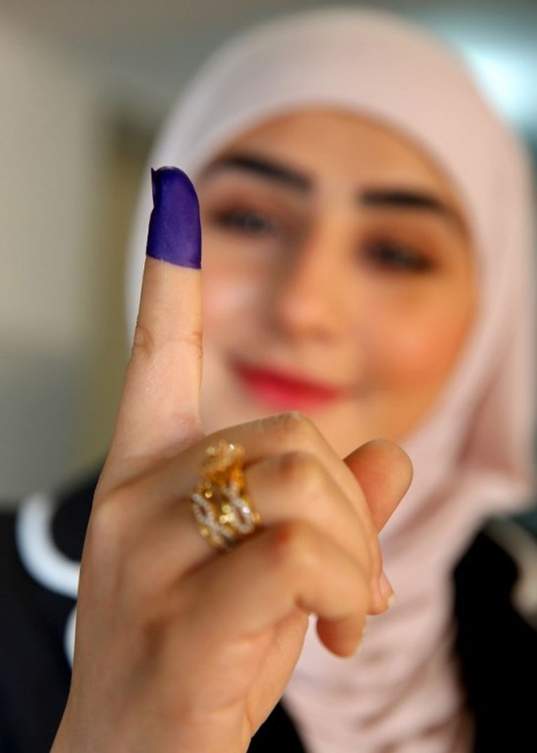 النساء وكبار السن يتقدمون الصفوف