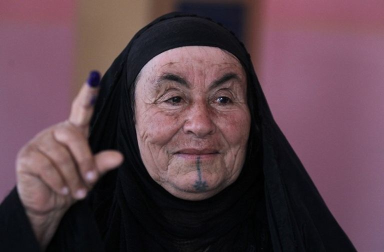 النساء وكبار السن يتقدمون الصفوف