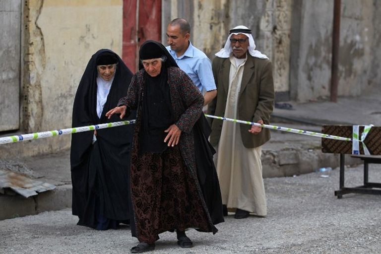 النساء وكبار السن يتقدمون الصفوف