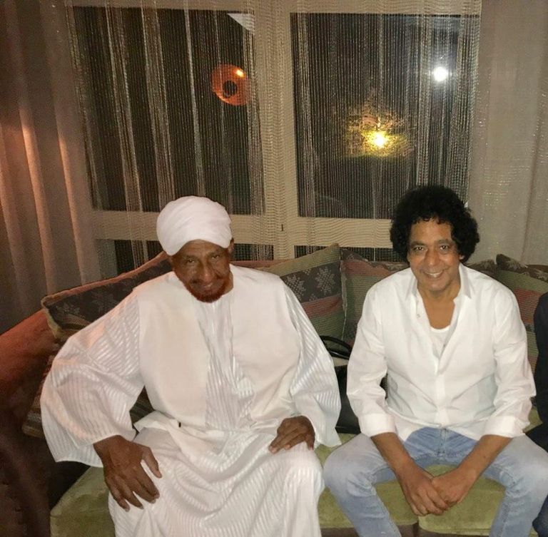 محمد منير مع الصادق المهدي