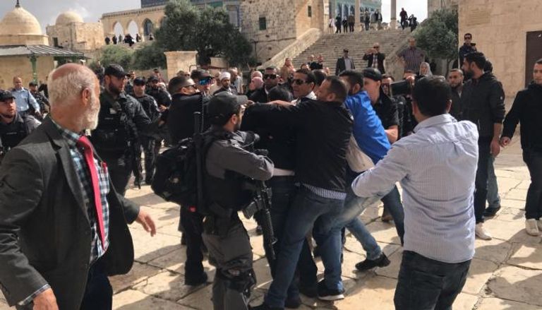 مئات المستوطنين اقتحموا ساحات الأقصى تحت حماية الشرطة الإسرائيلية