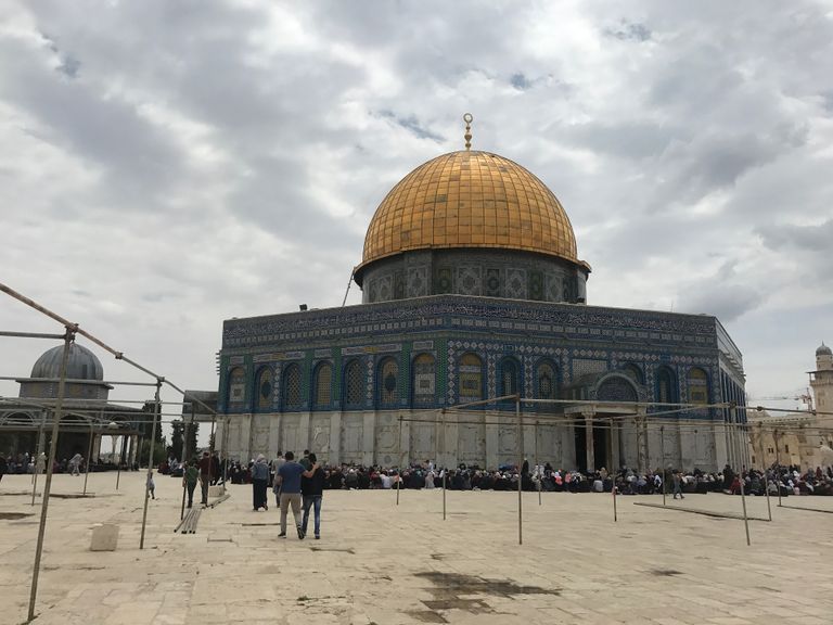 مظلات نُصبت في ساحات الأقصى لتقي المصلين من أشعة الشمس