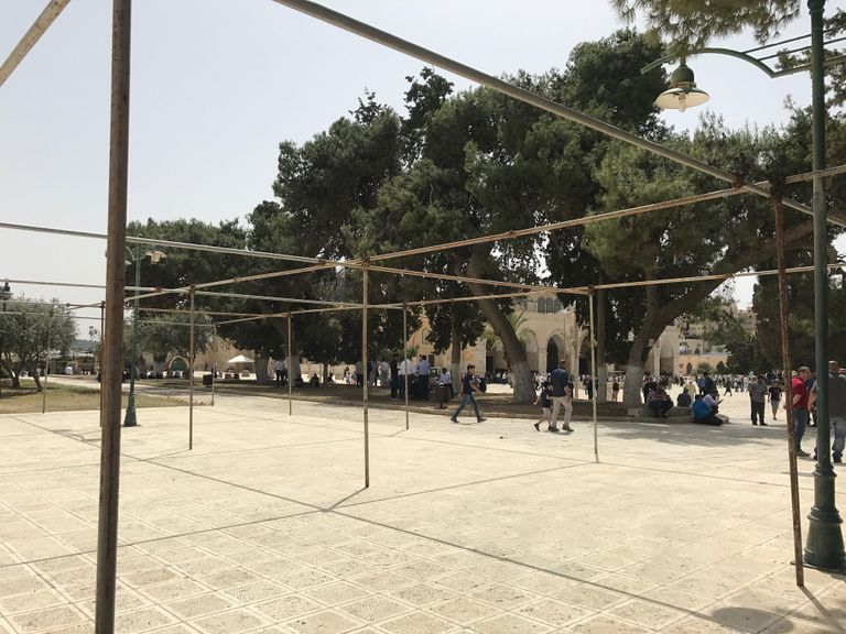 مظلات نُصبت في ساحات الأقصى لتقي المصلين من أشعة الشمس