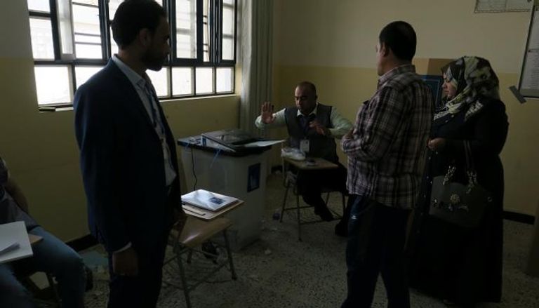 مشاركون بالانتخابات العراقية - رويترز