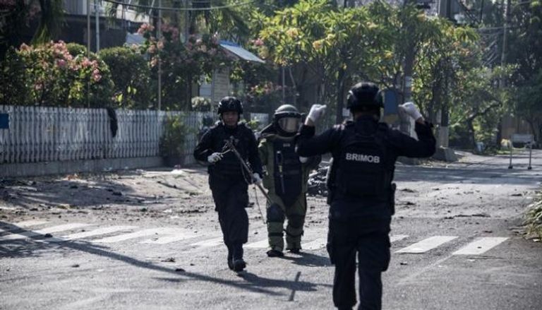 الشرطة وخبراء المفرقعات في موقع أحد التفجيرات- أ. ف. ب