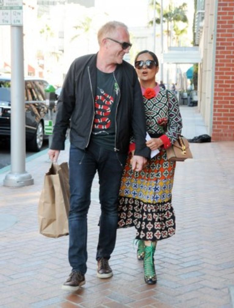 زوج سلمى حايك في المظاهرة النسائية