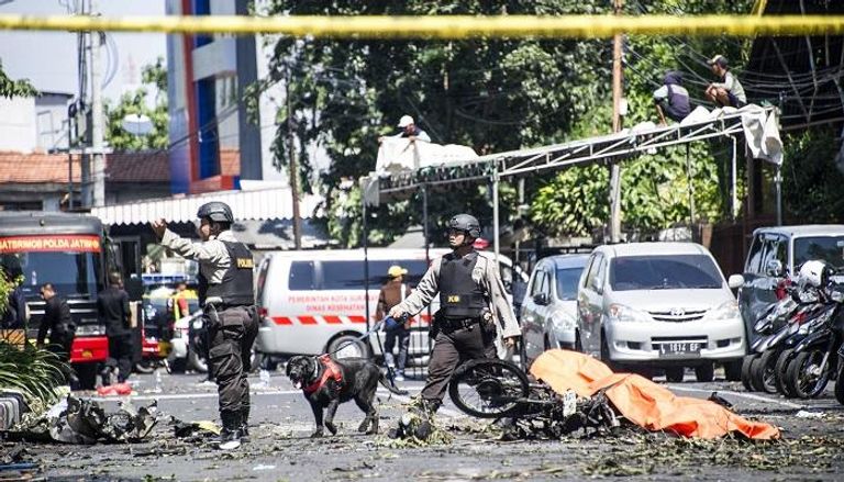 انتشار عناصر الأمن الإندونيسي بمواقع الهجمات- أ.ف.ب