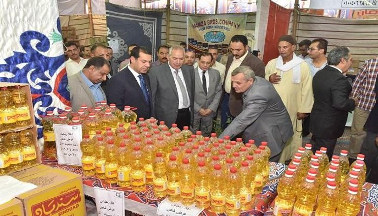 افتتاح أحد معارض السلع الغذائية بمدينة أسيوط جنوب القاهرة