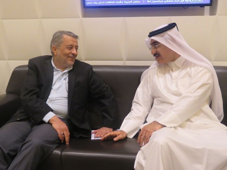 صورة تجمع مسؤول قطري وإيراني على هامش الاجتماعات