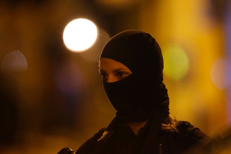 شرطية فرنسية في موقع الحادث- أ.ف.ب آثار رصاصة ضربت زجاج مقهى مجاور لموقع الحادث- أ.ف.ب