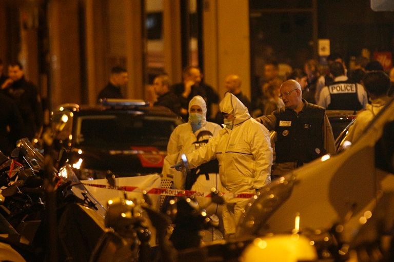 انتشار الشرطة الفرنسية في موقع حادث الطعن- أ.ف.ب آثار رصاصة ضربت زجاج مقهى مجاور لموقع الحادث- أ.ف.ب