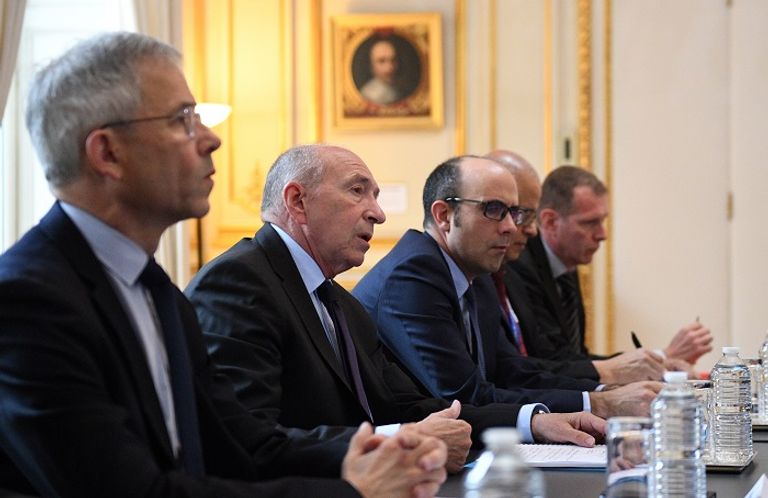 وزير الداخلية الفرنسي جيرار كولومب خلال الاجتماع لبحث تداعيات الحادث- أ.ف.ب آثار رصاصة ضربت زجاج مقهى مجاور لموقع الحادث- أ.ف.ب