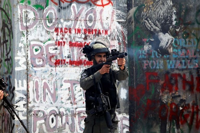 جندي إسرائيلي يطلق قنابل الغاز باتجاه مظاهرة فلسطينية في بيت لحم