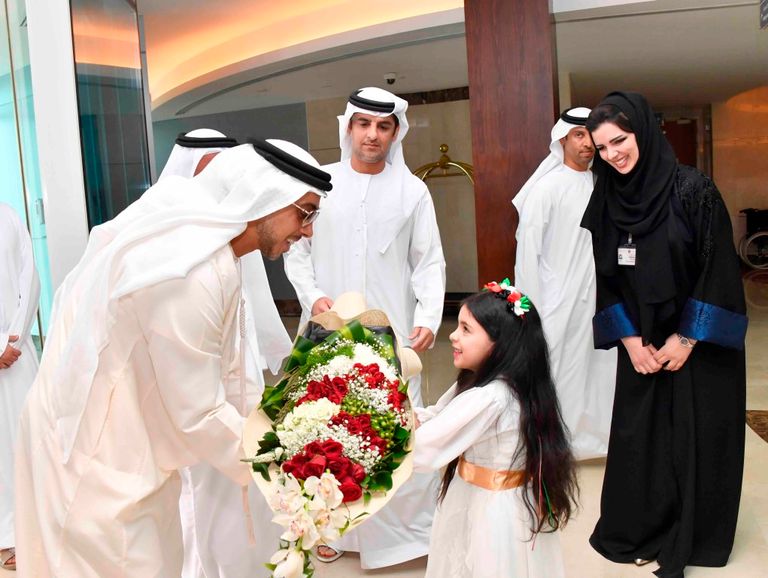 الشيخ منصور بن زايد يزور مستشفى أم القيوين