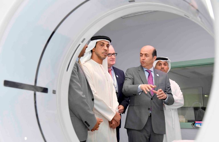 الشيخ منصور بن زايد يزور مستشفى أم القيوين