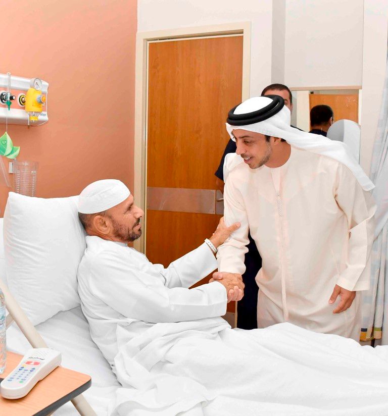 الشيخ منصور بن زايد يزور مستشفى أم القيوين