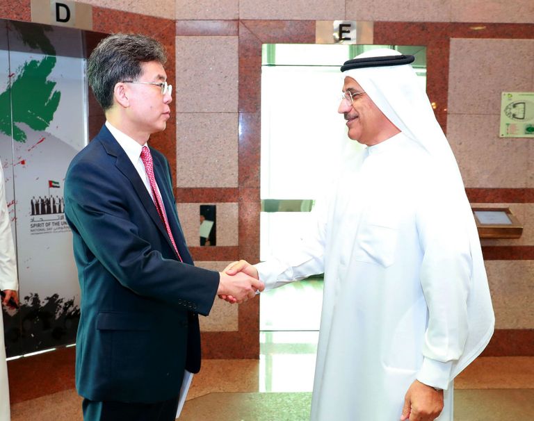 وزير الاقتصاد الإماراتي خلال لقاء وزير التجارة في كوريا الجنوبية