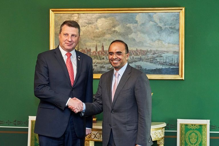 رئيس جمهورية لاتفيا في صورة تذكارية مع وفد الإمارات