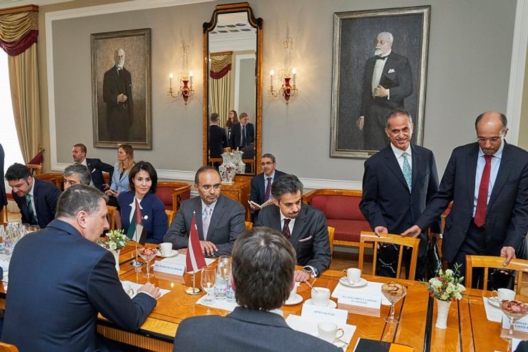 رئيس جمهورية لاتفيا في صورة تذكارية مع وفد الإمارات