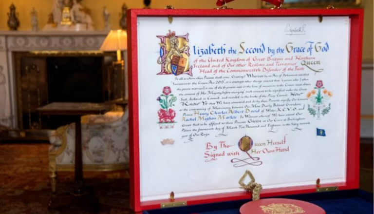 الملكة إليزابيث تعلن على وثيقة تاريخية موافقتها الرسمية على زواج هاري