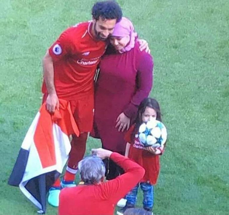 مكة الصغيرة تسرق الأضواء من والدها النجم محمد صلاح