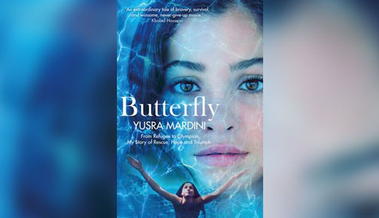 يسرا مارديني تلتقط صورة مع سيرتها الذاتية الجديدة