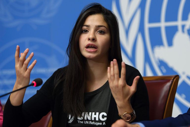 يسرا مارديني تلتقط صورة مع سيرتها الذاتية الجديدة