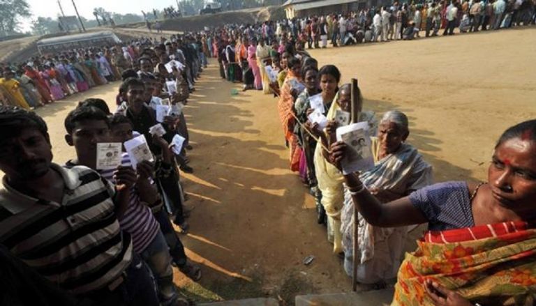 الناخبون في الهند خلال الإدلاء بأصواتهم - أرشيف
