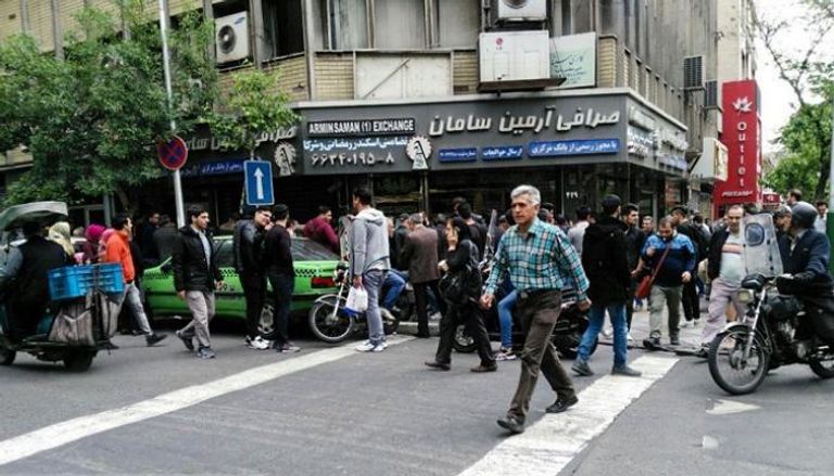 إيرانيون أمام أحد المصارف بطهران