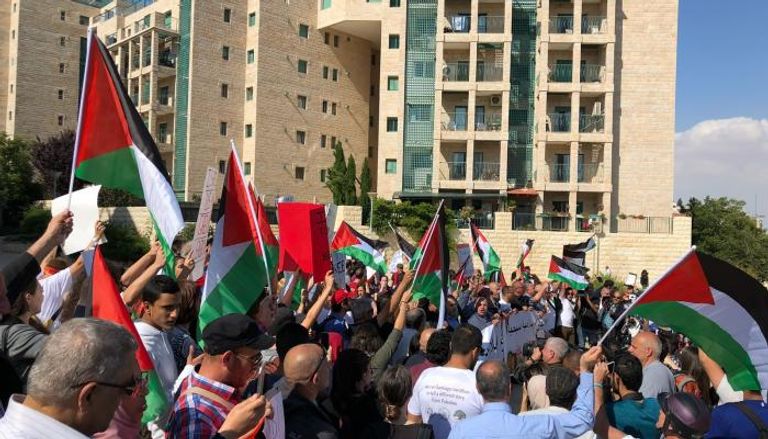 جانب من مظاهرة الفلسطينيين قبالة السفارة الأمريكية