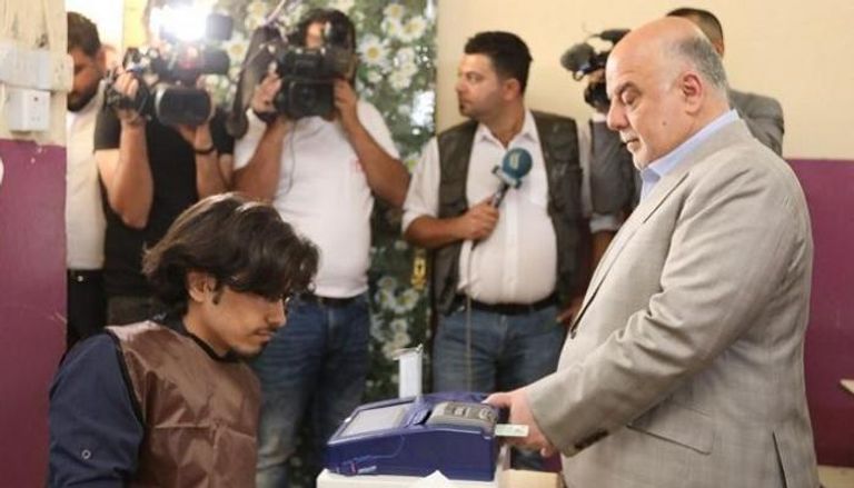 رئيس وزراء العراق حيدر العبادي يدلي بصوته فى الانتخابات