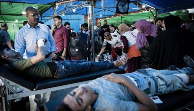 مستشفى بقطاع غزة يكافح لإغاثة المصابين
