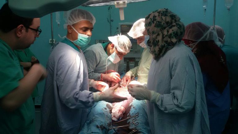 مستشفى بقطاع غزة يكافح لإغاثة المصابين