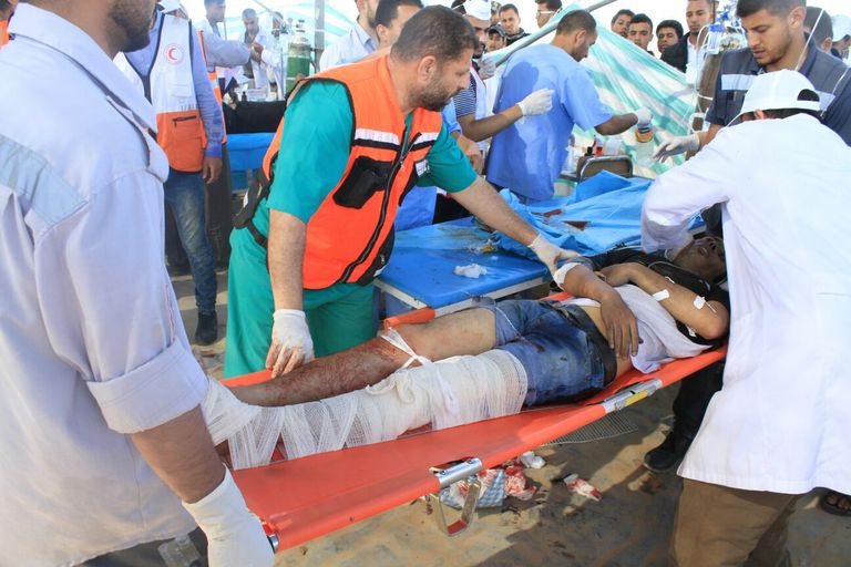 مستشفى بقطاع غزة يكافح لإغاثة المصابين