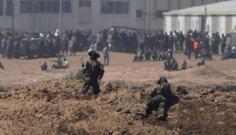 جنود الاحتلال يطلقون النار  على المحتجين الفلسطينيين