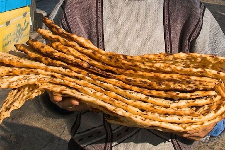خبز السنجك ارتفاع أسعار الوجبة الشعبية الأشهر في إيران مع حلول رمضان